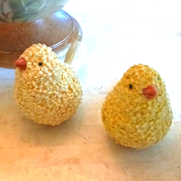 Bird figurines- resin set of 2 - floral design on birds - yellow. Valeri Parhill - Picture 3 of 15
